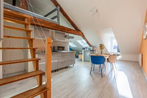 una cocina y comedor con un loft reconvertido en Le Costa Brava - Hyper centre, en Blois
