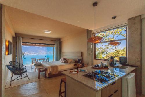 Habitación con cama y cocina con ventana grande. en Casa Natu Ilhabela Mirante, en Ilhabela