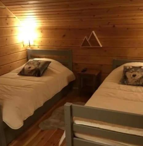 Llit o llits en una habitació de Chalet Cosy