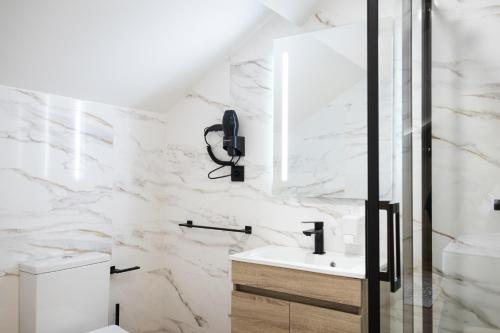 un baño con lavabo e inodoro en versão b, en Ansião