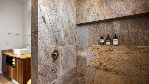 een badkamer met twee flessen wijn aan de muur bij Equipped 3BR House - Pool - Gym - 5 min to Beach in Nuevo Vallarta 