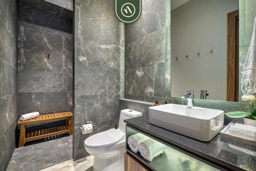 een badkamer met een wit toilet en een wastafel bij 2BR Penthouse in Nuevo Vallarta - Terrace - Pool in Nuevo Vallarta 
