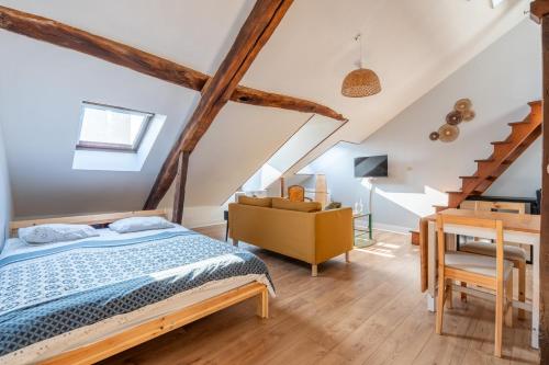 a bedroom with a bed and a desk at Le cocon - Appartement en hyper centre in Blois