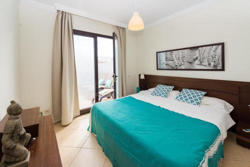 una camera da letto con un letto e una grande finestra di Villa Nayra a Playa Blanca