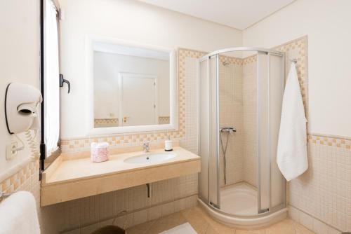 un bagno con lavandino e doccia di Villa Nayra a Playa Blanca