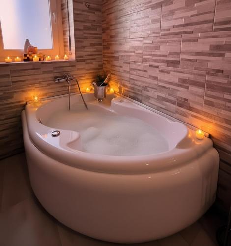 un bagno con vasca e luci di Casa vacanze Torino con vasca idromassaggio a Torino
