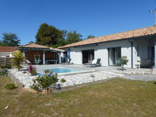 una casa con piscina en un patio en Villa nature, en Léon