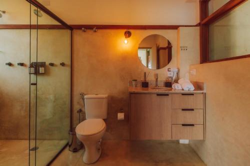 Un baño con inodoro y ducha en Casa Natu Ilhabela Mirante, en Ilhabela