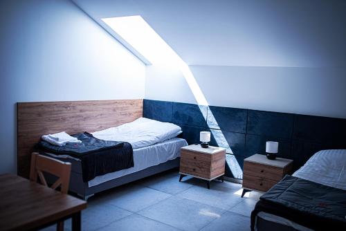Una cama o camas en una habitación de Port Jeziorki Pokoje