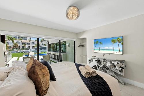a bedroom with a bed and a view of the beach at Villa Viva Miami in Hallandale Beach