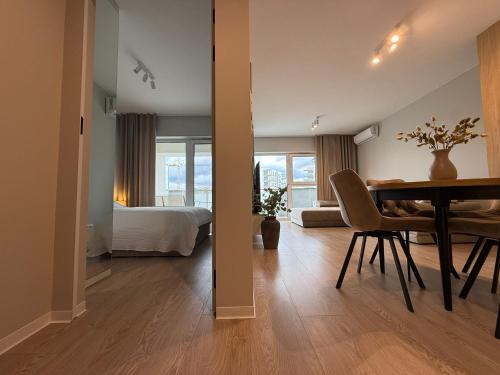 ウォムジャにあるApartament 345の部屋にベッドとテーブルがある寝室