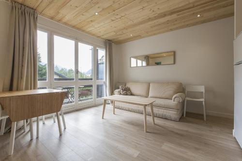a living room with a couch and a table at Résidence Les Periades - Chamonix in Chamonix-Mont-Blanc