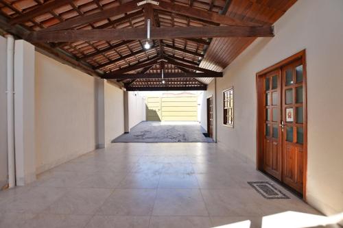 an empty hallway with a wooden ceiling and a door at Casa no Centro de Pirenópolis in Pirenópolis