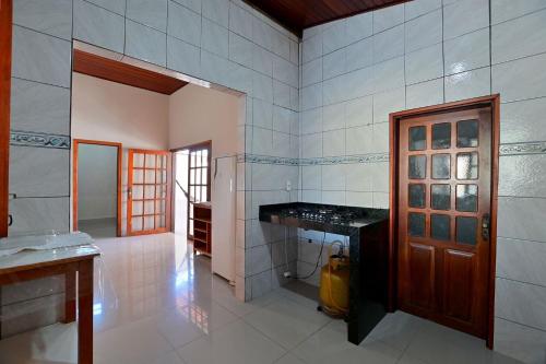 a kitchen with a counter and a door in a room at Casa no Centro de Pirenópolis in Pirenópolis