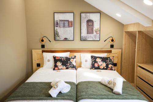 1 dormitorio con 2 camas y 2 lámparas en versão b, en Ansião