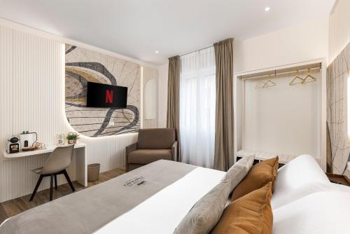 een hotelkamer met een bed en een stoel bij La Casa di Fabiano - Self Check-in in Bologna