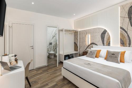 een slaapkamer met een bed en een bureau met een laptop bij La Casa di Fabiano - Self Check-in in Bologna