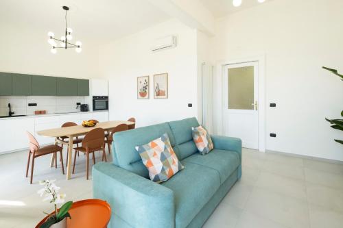 サレルノにあるMAREA Sea View Apartmentの青いソファとテーブルのあるリビングルーム