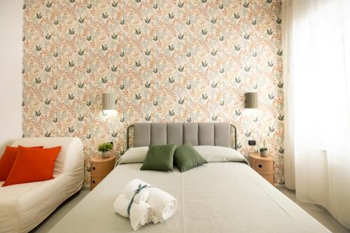 サレルノにあるMAREA Sea View Apartmentの花柄の壁紙を用いたベッドルーム1室(ベッド2台付)