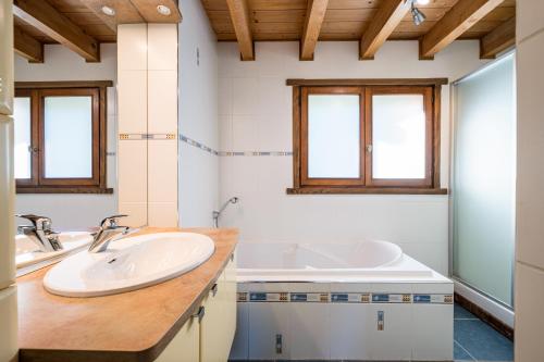 une salle de bain avec deux lavabos et deux miroirs dans l'établissement Chalet Soletoile - Grand Chalet 14p, au Chinaillon