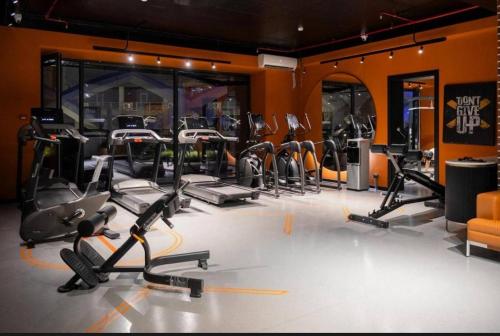 Ein Fitnessstudio mit einem Haufen Kardiogeräte darin. in der Unterkunft TASHKENT CITY PREMIUM NRG U tower 8 floor, 106 in Taschkent