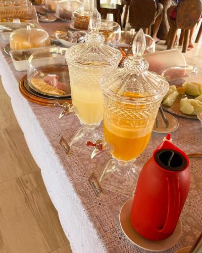 uma mesa com dois copos de sumo de laranja em Pousada do Rancho em Barreirinhas