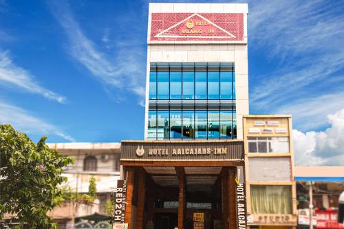 Un edificio alto con un cartel encima. en Aalcajars Inn, en Patna