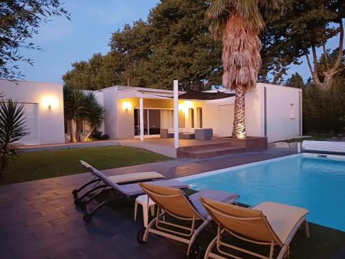 Villa d'architecte avec piscine chauffée, 4 chambres, à 30 mn Gruissan plage