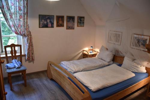 ein Schlafzimmer mit zwei Betten und einem Fenster in der Unterkunft Lüttje Paradies in Ruhwarden