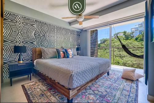 Ένα ή περισσότερα κρεβάτια σε δωμάτιο στο Luxury 2 BR Condo in the Jungle - Oceanview Pool