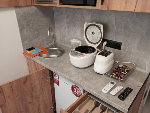 Η κουζίνα ή μικρή κουζίνα στο Design Studio с современным интерьером