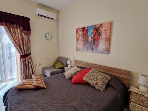 un dormitorio con una cama y una ventana en Saracini's Homestay, en Attard