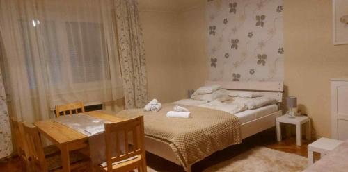 Un ou plusieurs lits dans un hébergement de l'établissement Csilla Apartman