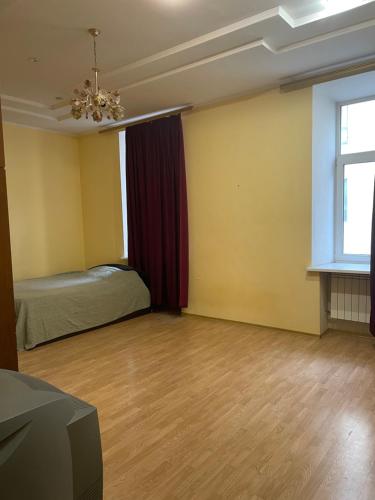 Habitación vacía con cama y ventana en Good Dreams Mini Otel, en Kiev