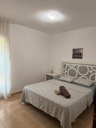 een slaapkamer met een bed met een handdoek erop bij Residencia Guardemar in Miami Platja