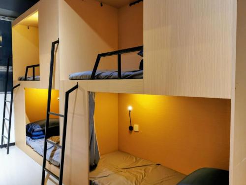 Μία ή περισσότερες κουκέτες σε δωμάτιο στο Tiancheng International Youth Hostel Urumqi