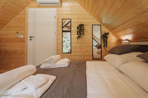 Cama o camas de una habitación en Honey House Wierchy- prywatna strefa SPA