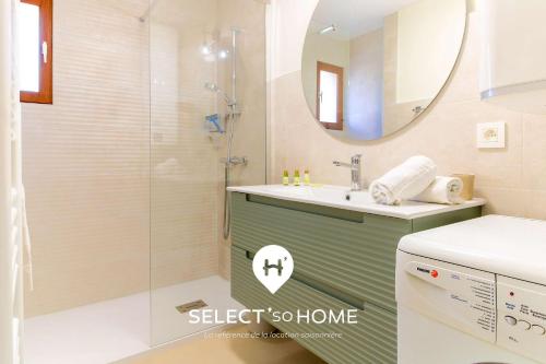 a bathroom with a shower and a sink at SELECT'soHOME - Appartement pour 4 personnes - Proche plage et parking privé -PARCFO11 in Le Lavandou