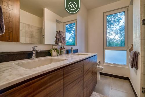 Koupelna v ubytování Luxury 2 BR Condo near Golf Courses and Marina