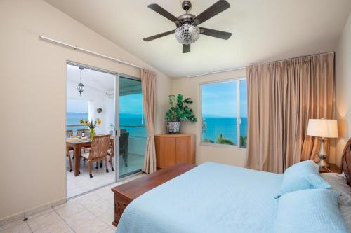 Postel nebo postele na pokoji v ubytování Colibrí Condominiums Colibri 504