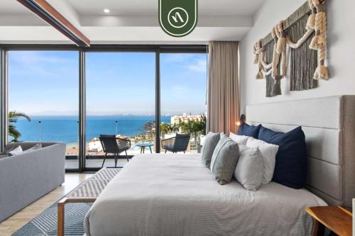 Ένα ή περισσότερα κρεβάτια σε δωμάτιο στο Luxury Oceanview Condo - Rooftop Pool - Downtown