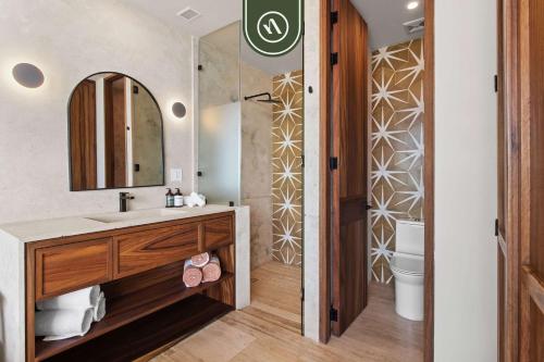 Ένα μπάνιο στο Luxury Oceanview Condo - Rooftop Pool - Downtown