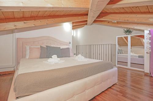 a bedroom with a large bed with a wooden ceiling at Prestige Villa - 5 min from the train station - Garden and private Parking in Lunense