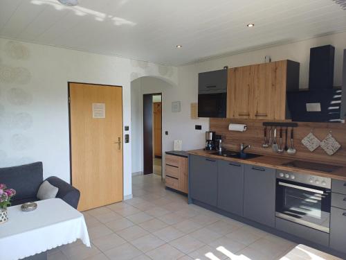 eine Küche mit Tisch und Arbeitsplatte in der Unterkunft Haus Nietmann Ferienwohnung 1 in Altenau