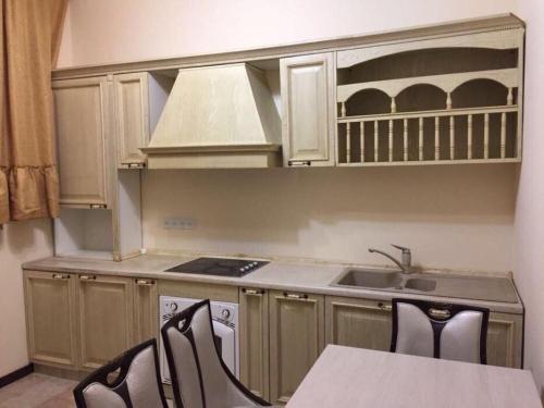 Kuchyň nebo kuchyňský kout v ubytování Holiday House Zhankent