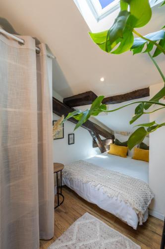 a bedroom with a bed with a tree on the ceiling at Le Sunny - Cocon Lumineux, Climatisé, au Cœur de Castres in Castres