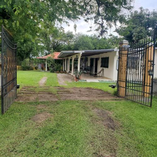 une maison avec un portail devant une cour dans l'établissement cozy corner with pool minutes away from the beach, à La Paz