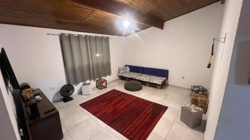 a living room with a couch and a rug at Chácara Bella Vista Mairinque in Mairinque