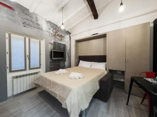 a bedroom with a bed with two towels on it at Centro storico- Suite silenziosa, Wi-Fi & Netflix in Varese