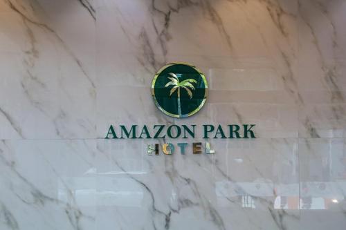 Letrero del hotel Aania Park en una pared de mármol en Amazon Park Hotel, en Belém